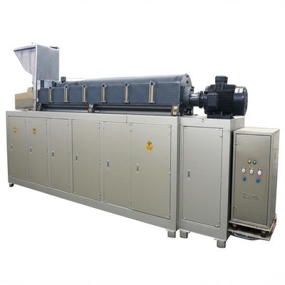 Une grande machine flottante pour l'alimentation des poissons en trois phases dans l'usine de Saibainuo